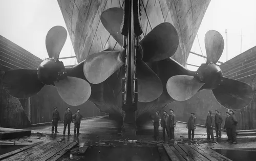 Титаник Обои на телефон группа мужчин, стоящих рядом с большим космическим кораблем