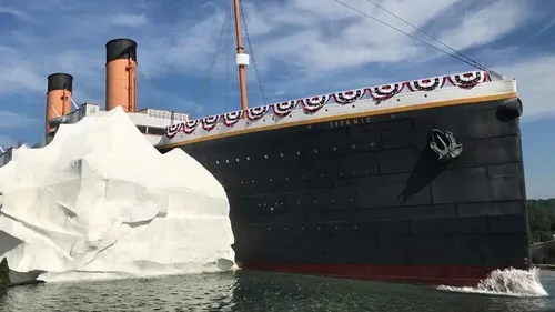 Титаник Обои на телефон большой корабль с большим белым кораблем на заднем плане с музеем Титаника