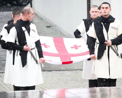 Флаг Грузии Обои на телефон группа мужчин с флагом