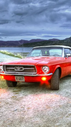 Форд Обои на телефон красный автомобиль, припаркованный на грунтовой дороге у воды