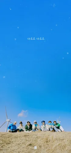Дерек Чанг, Джангкук, Кан Даниэль, Чан Кын Сук, Фото Бтс Обои на телефон группа людей, сидящих на холме с голубым небом