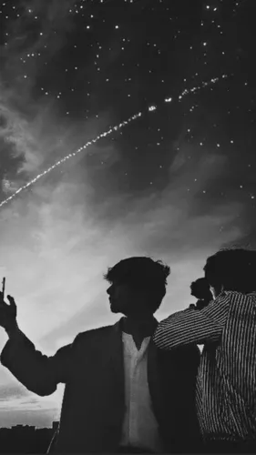 Фото Бтс Обои на телефон мужчина и женщина смотрят на звездное небо
