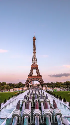 Франция Обои на телефон большая металлическая башня с Эйфелевой башней на заднем плане