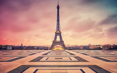 Франция Обои на телефон большая башня с освещенным верхом на фоне Эйфелевой башни