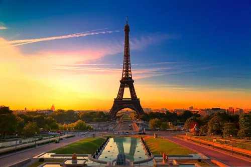 Франция Обои на телефон большая башня с бассейном перед ней на фоне Эйфелевой башни