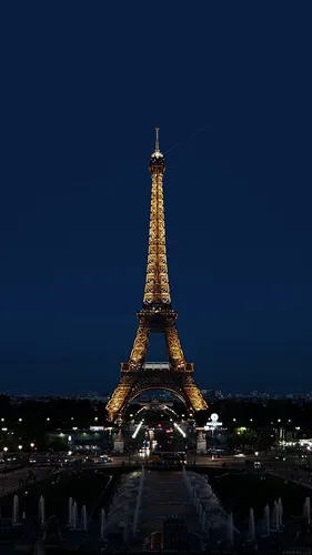Франция Обои на телефон высокая башня, освещенная ночью на фоне Эйфелевой башни