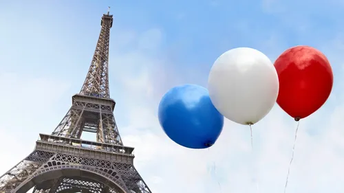 Франция Обои на телефон группа воздушных шаров перед эйфелевой башней