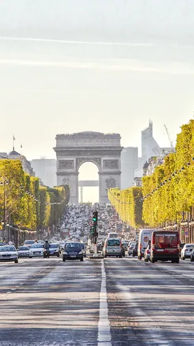 Франция Обои на телефон большая арка над дорогой с автомобилями и мотоциклом