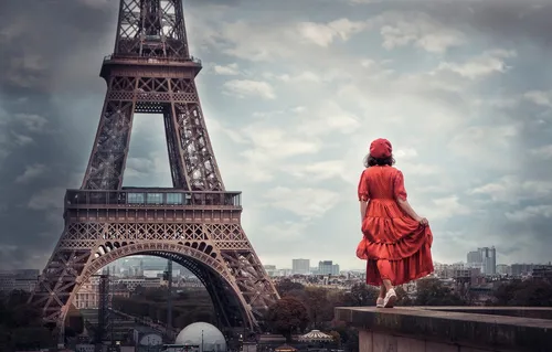 Франция Обои на телефон человек в красном платье, стоящий на мосту с башней на заднем плане
