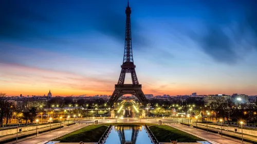 Франция Обои на телефон большая металлическая башня с огнями ночью на фоне Эйфелевой башни