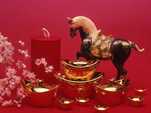 Фэн Шуй Обои на телефон статуя лошади на столе с чашами и цветами