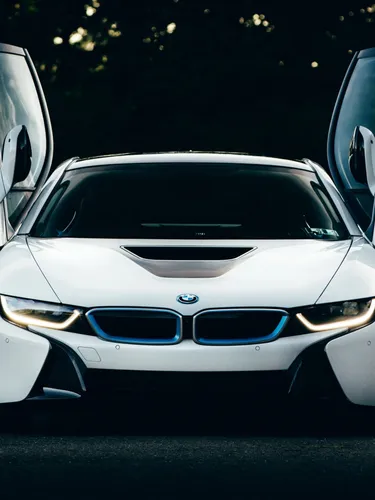 Bmw I8 Обои на телефон белый автомобиль на черном фоне