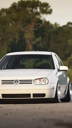 Golf 4 Обои на телефон белый автомобиль, припаркованный на дороге
