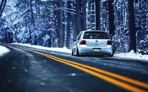 Golf 4 Обои на телефон белый автомобиль, движущийся по дороге со снегом сбоку