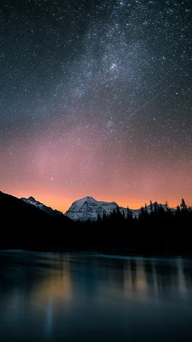 Природа Фото водоем с горами и звездами на небе