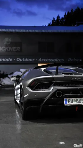 Lamborghini Huracan Обои на телефон автомобиль, припаркованный перед зданием