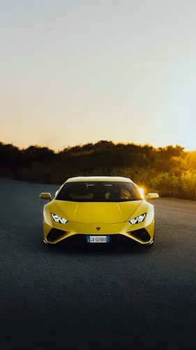 Lamborghini Huracan Обои на телефон желтый спортивный автомобиль на дороге