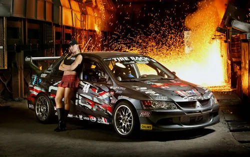 Mitsubishi Lancer Обои на телефон человек, стоящий рядом с горящим автомобилем