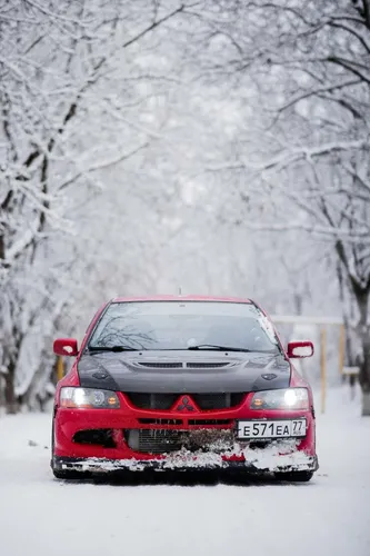 Mitsubishi Lancer Обои на телефон красный автомобиль, припаркованный в снегу