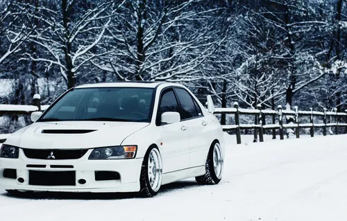 Mitsubishi Обои на телефон белый автомобиль, припаркованный в снегу