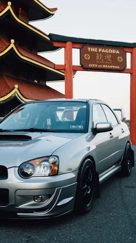 Subaru Impreza Обои на телефон автомобиль, припаркованный перед табличкой