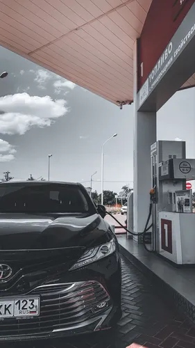 Toyota Camry Обои на телефон автомобиль, припаркованный на заправке