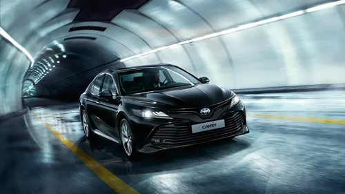 Toyota Camry Обои на телефон черный автомобиль, едущий по дороге