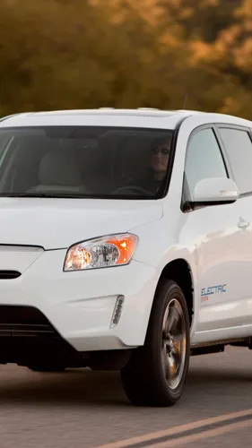 Toyota Camry Обои на телефон белый автомобиль с человеком на водительском сиденье