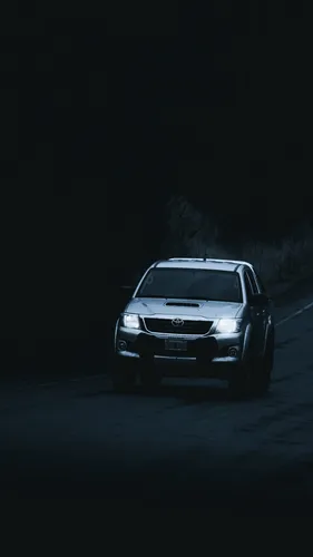 Toyota Обои на телефон автомобиль на дороге ночью
