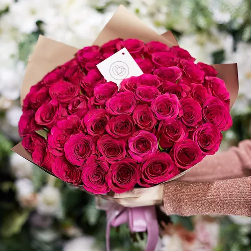 Розы Фото человек, держащий букет красных роз