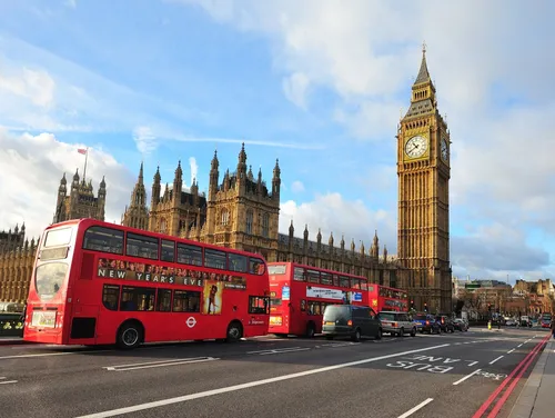 Англия Обои на телефон группа автобусов едет по улице