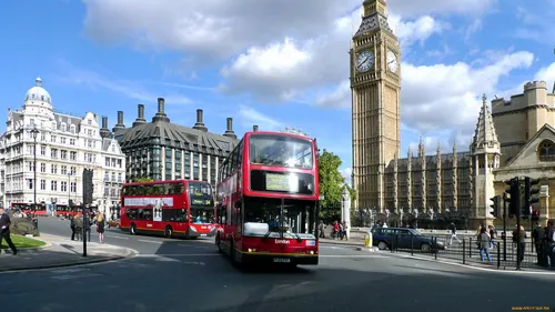 Англия Обои на телефон пара двухэтажных автобусов на улице перед башней с часами