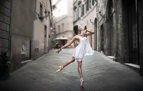 Балерина Обои на телефон человек в белом платье прыгает в воздух на улице