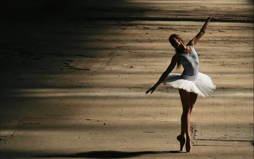 Балерина Обои на телефон человек, танцующий на пляже