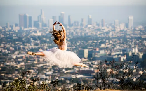 Балерина Обои на телефон человек, сидящий на холме с городом на заднем плане