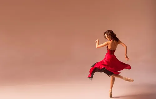 Балерина Обои на телефон женщина в красном платье прыгает