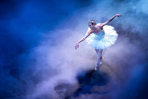 Балерина Обои на телефон человек в белом платье прыгает в воздух