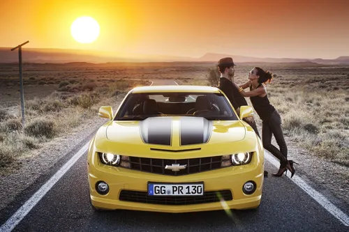Бамблби Обои на телефон мужчина и женщина опираются на желтую машину в пустыне