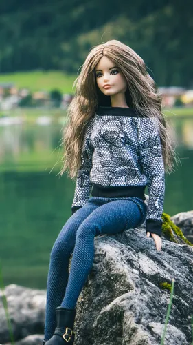 Барби Обои на телефон кукла, сидящая на скале