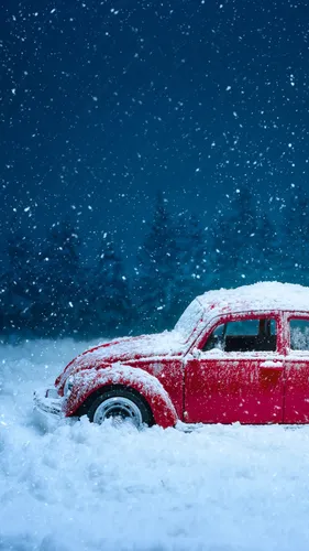 Бесплатные Зима Обои на телефон красная машина на снегу