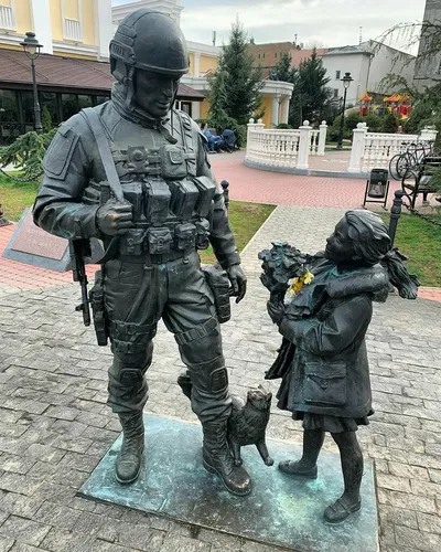 Вежливые Люди Обои на телефон статуя мужчины и ребенка