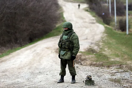 Вежливые Люди Обои на телефон человек в военной форме, идущий по грунтовой дороге