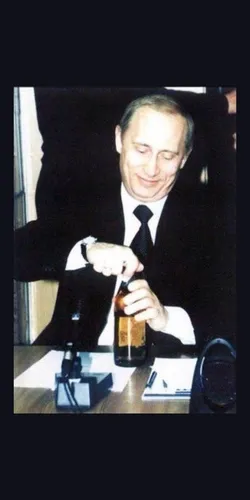 Владимир Путин, Вежливые Люди Обои на телефон мужчина держит бокал пива
