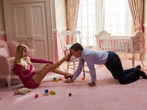 Волк С Уолл Стрит Обои на телефон мужчина и женщина играют с игрушками в комнате