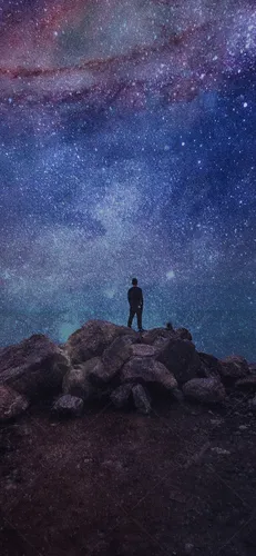 Вселенная Обои на телефон человек, стоящий на скале и смотрящий на звезды в небе