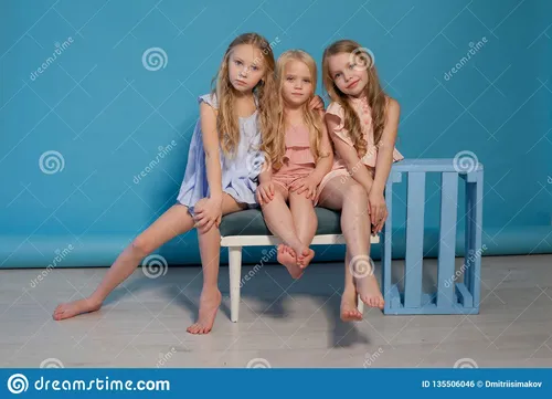 Девочек Фото группа женщин, сидящих на скамейке