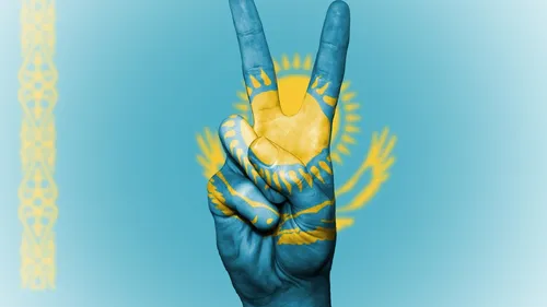 Казахстан Обои на телефон рука с желто-синей перчаткой
