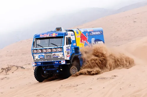 Камаз Обои на телефон синий грузовик, проезжающий по песку