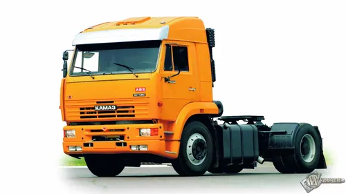большой оранжевый грузовик