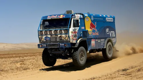 Камаз Обои на телефон синий грузовик едет по песчаной дороге